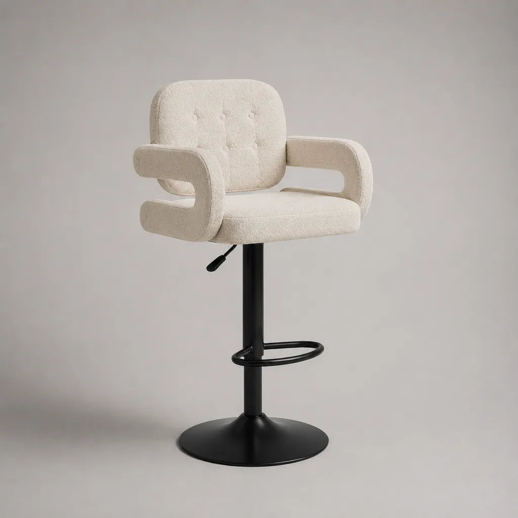 Sgabello da bar girevole regolabile in tessuto bouclé avorio con braccioli e base in acciaio nero, 53 x 52 x 88-109 cm
