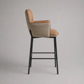 Sgabello da bar in similpelle e tessuto con schienale, braccioli e telaio in acciaio, 55 x 57 x 103 cm, cognac, grigio e nero