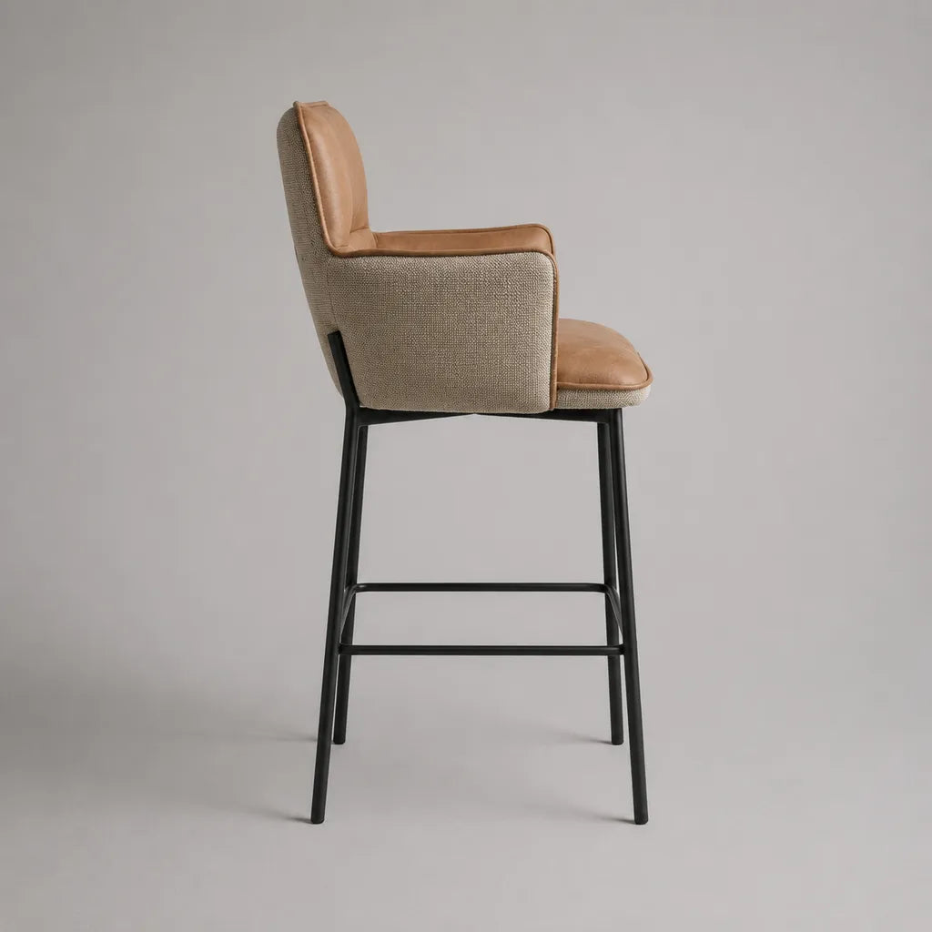Sgabello da bar in similpelle e tessuto con schienale, braccioli e telaio in acciaio, 55 x 57 x 103 cm, cognac, grigio e nero
